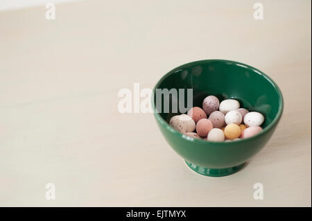 Mini Ostern Eier in eine grüne Schüssel. Stockfoto