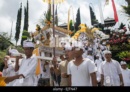 Bali, Indonesien. 1. April 2015. Balinesische Hindu Anhänger bringt "Pratima" oder ein Symbol für Gott aus der Besakih-Tempel für Reinigungsritual genannt "Melasti" in Karangasem Regentschaft von Bali, Indonesien. Dieses eine Mal in einem Jahr Ritual der Reinigung "Pratima" und andere heilige Ornamente stattfindet, um Mensch und Universum vor einem Vollmond Zeremonie am großen Tempel von Besakih zu reinigen. Bildnachweis: Johannes Christo/Alamy Live-Nachrichten Stockfoto