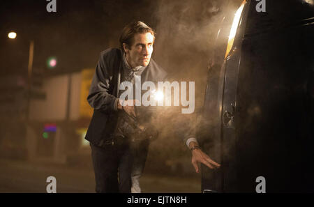 Nightcrawler ist ein 2014 amerikanischen Neo-Noir-Thriller Krimi geschrieben und unter der Regie von Dan Gilroy in seinem Regiedebüt. Die Hauptrollen Jake Gyllenhaal als ein Dieb, der beginnt, Aufnahmen von Unfällen und Verbrechen in Los Angeles und verkaufen es an News-Kanäle. Freuen Sie sich auf Rene Russo, Riz Ahmed und Bill Paxton. Stockfoto