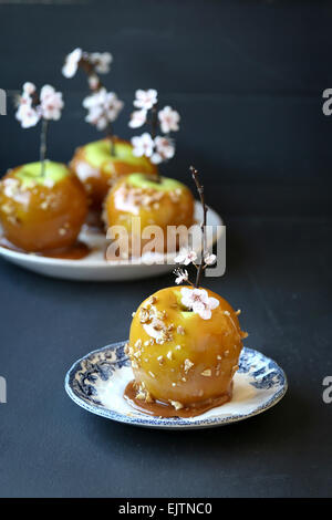 Äpfel mit Karamell Toffee mit Walnüssen auf Holzstab Stockfoto