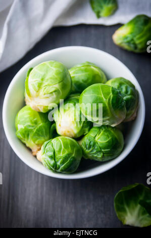 A in der Nähe von eine Schale mit frischem Rosenkohl Stockfoto