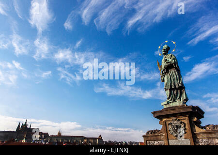Statue des Heiligen Johannes von Nepomuk Prag Karlsbrücke Prag Abbildungen Stockfoto
