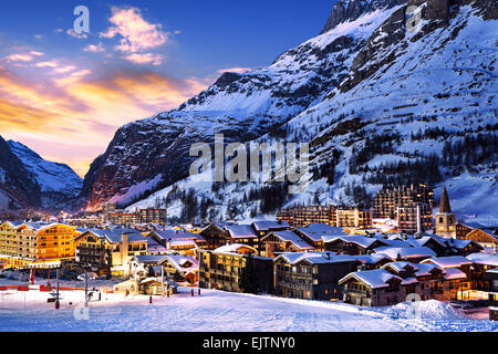 Berühmt und luxuriösen Ort des Val d ' Isère bei Sonnenuntergang, Tarentaise, Alpen, Frankreich Stockfoto