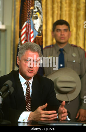 US-Präsident Bill Clinton beschreibt Waffenkontrolle während seiner wöchentlichen Adresse im Oval Office des weißen Hauses 5. März 1997 in Washington, DC. Stockfoto