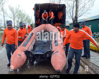 Srinagar, indisch verwalteten Kaschmir: 01 April. National Disaster Response Force (Schwund) Verschiebung Teamausstattungen in ihrer Bereitschaft zur Bewältigung der Flut wie weiteren im Kaschmir-Tal. Niederschläge trifft Srinagar wieder The Met hat gesagt, dass starke Regenfälle im Tal von heute erwartet wird, bis 3 April.Some Häuser abgewaschen wurden aber gab es kein Verlust von Leben indische Armee Lt Gen Subrata Saha.said, die drei Brücken bis jetzt gewaschen worden. "Wir haben mobilisiert Ressourcen von Norden, die Kashmir.we sind bereit, mit jeder Situation umzugehen. Bildnachweis: Sofi Suhail/Alamy Live-Nachrichten Stockfoto