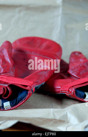 Still-Leben in der Nähe Bild von rotem Leder Boxen / sparring Handschuhe Stockfoto