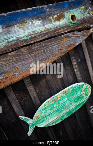 Holz dekorative Fische auf einer Fischer-Hütte Stockfoto