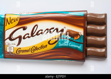 Bar der neue Galaxy Karamell Sammlung gesalzen Caramel Schokoriegel eröffnet anzuzeigenden Inhalt setzen auf weißem Hintergrund Stockfoto