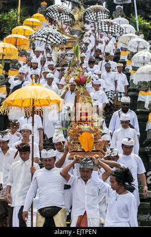 Bali, Indonesien. 1. April 2015. Balinesische Hindu Anhänger bringt "Pratima" oder ein Symbol für Gott aus der Besakih-Tempel für Reinigungsritual genannt "Melasti" in Karangasem Regentschaft von Bali, Indonesien. Dieses eine Mal in einem Jahr Ritual der Reinigung "Pratima" und andere heilige Ornamente stattfindet, um Mensch und Universum vor einem Vollmond Zeremonie am großen Tempel von Besakih zu reinigen. Bildnachweis: Johannes Christo/Alamy Live-Nachrichten Stockfoto