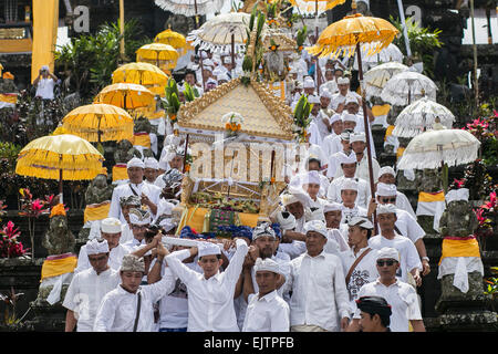 Bali, Indonesien. 1. April 2015. Balinesische Hindu Anhänger bringt "Pratima" oder ein Symbol für Gott aus der Besakih-Tempel für Reinigungsritual genannt "Melasti" in Karangasem Regentschaft von Bali, Indonesien. Dieses eine Mal in einem Jahr Ritual der Reinigung "Pratima" und andere heilige Ornamente stattfindet, um Mensch und Universum vor einem Vollmond Zeremonie am großen Tempel von Besakih zu reinigen. Bildnachweis: Johannes Christo/Alamy Live-Nachrichten Stockfoto