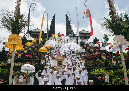 Bali, Indonesien. 1. April 2015. Balinesische Hindu Anhänger bringt "Pratima" oder ein Symbol für Gott aus der Besakih-Tempel für Reinigungsritual genannt "Melasti" in Karangasem Regentschaft von Bali, Indonesien. Dieses eine Mal in einem Jahr Ritual der Reinigung "Pratima" und andere heilige Ornamente stattfindet, um Mensch und Universum vor einem Vollmond Zeremonie am großen Tempel von Besakih zu reinigen. Bildnachweis: Johannes Christo/Alamy Live-Nachrichten Stockfoto