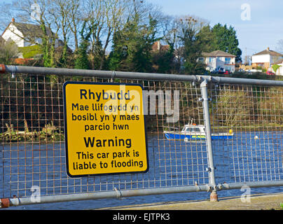 Zeichen, die Warnung, dass dieser Parkplatz zu Überschwemmungen, neben dem Fluss Teifi, Cardigan, haftet wales Ceredigion uk Stockfoto