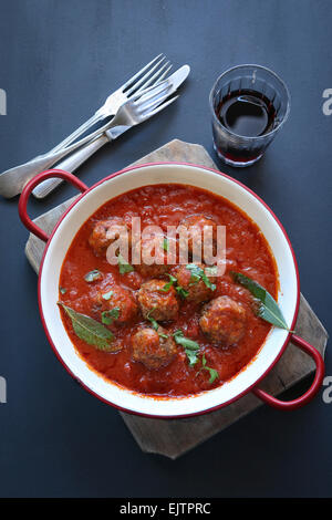 Fleischbällchen in Tomatensauce Stockfoto