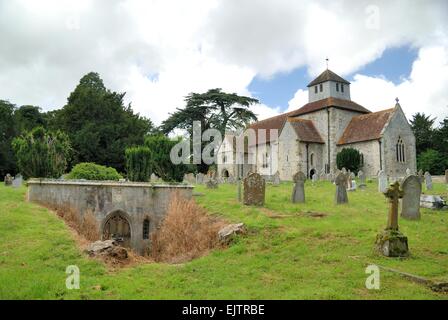 Die Dorfkirche, Kirchhof und Krypta von St Mary's, Breamore, Fordingbridge, Hampshire, Großbritannien Stockfoto