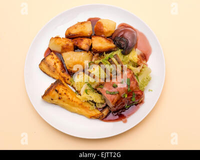 Englisches Abendessen Mahlzeit Braten Rack Lammfleisch mit gebratenen Kartoffeln Pastinaken Kraut und Soße Stockfoto