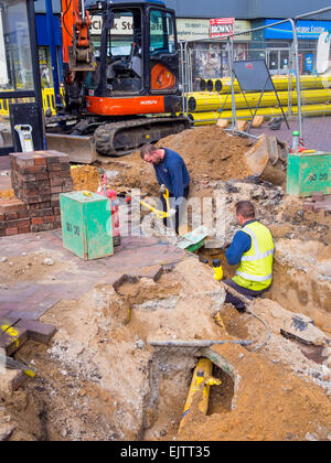 Auftragnehmer ersetzt eine Gasleitung in der Fußgängerzone High Street Redcar Cleveland North Yorkshire England UK Stockfoto