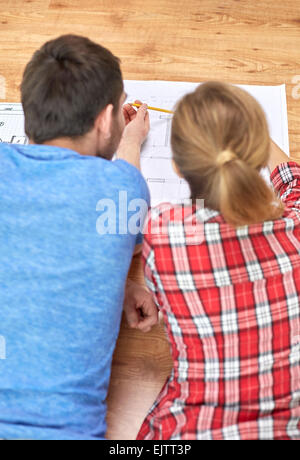 Nahaufnahme eines Paares mit Blaupause zu Hause Stockfoto