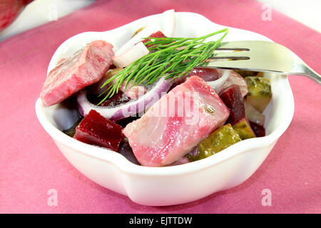 Matie Salat mit rote Beete, Zwiebeln und Gurken Stockfoto