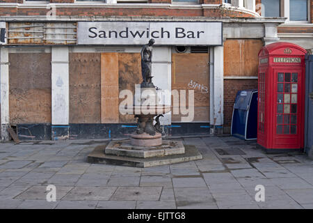 Verfallene Sandwichbar, Trinkbrunnen und Telefonzelle in London. Stockfoto