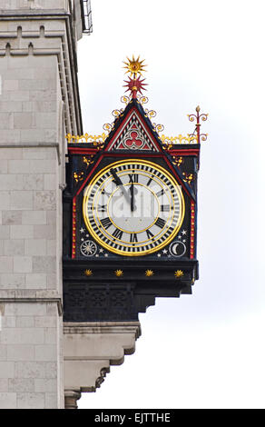 Uhr. Royal Courts of Justice, der Strand, City of Westminster, London, England, Vereinigtes Königreich, Europa. Stockfoto