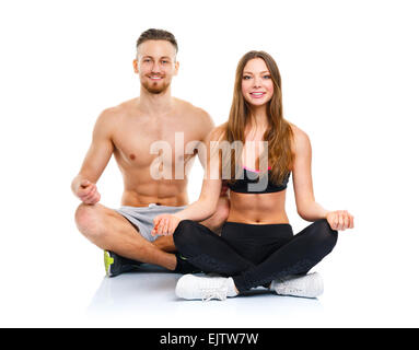 Sportliche Brautpaar - Mann und Frau, Yoga zu praktizieren, Übung zur Entspannung Stockfoto