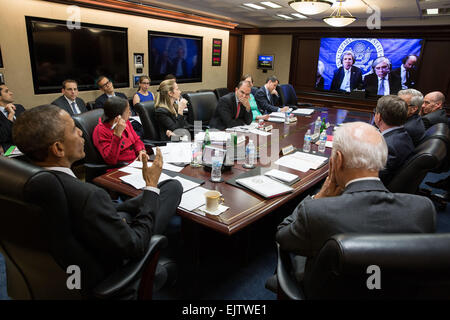 US Präsident Barack Obama mit Vize-Präsident Joe Biden und der nationalen Sicherheits-Team halten eine sichere video-Telefonkonferenz mit Außenminister John Kerry und Energieminister Ernest Moniz während der Verhandlungen mit dem Iran aus dem Situation Room des weißen Hauses 31. März 2015 in Washington, DC. Stockfoto