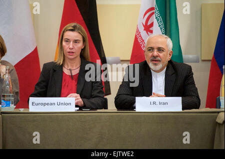 Hohe Vertreterin der EU für auswärtige Angelegenheiten Federica Mogherini und iranischen Außenminister Javad Zarif sitzen während der Fortführung der Verhandlungen über das iranische Atomprogramm 31. März 2015 in Lausanne, Schweiz. Stockfoto