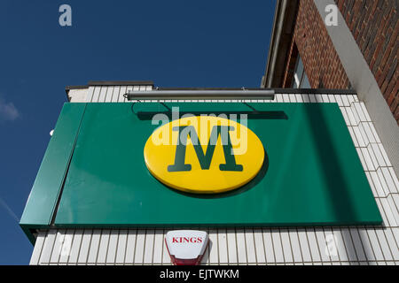 hängende Zeichen bei einer Filiale der bundesweiten Supermarktkette Morrisons, in Teddington, Middlesex, england Stockfoto