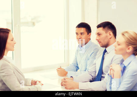 Geschäftsfrau im Interview im Büro Stockfoto