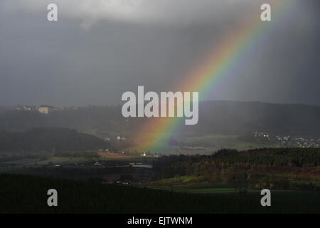 Ein Regenbogen bildet sich nach Regen und das Sturmtief Niklas in Salem, Deutschland, 31. März 2015. Foto: Felix Kaestle/dpa Stockfoto