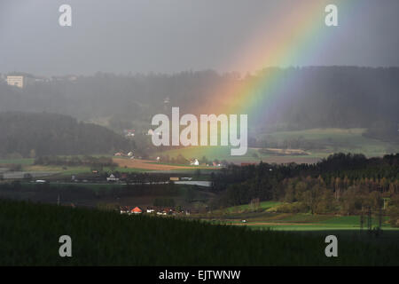 Ein Regenbogen bildet sich nach Regen und das Sturmtief Niklas in Salem, Deutschland, 31. März 2015. Foto: Felix Kaestle/dpa Stockfoto