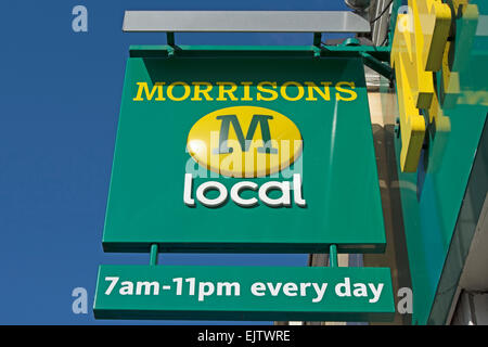 hängende Zeichen bei einer Filiale der bundesweiten Supermarktkette Morrisons, in Teddington, Middlesex, england Stockfoto