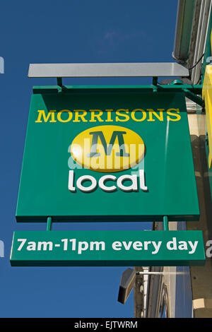 hängende Zeichen bei einer Filiale der bundesweiten Supermarktkette Morrisons, in Teddington, Middlesex, england Stockfoto