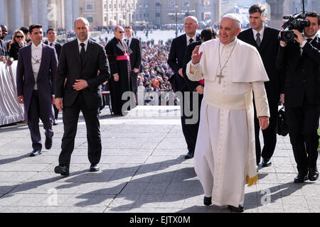 Vatikan-Stadt. 1. April 2015. Kredit-Papst Francis, Generalaudienz in Sankt Peter Platz: wirklich Easy Star/Alamy Live News Stockfoto