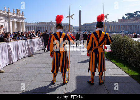 Vatikan-Stadt. 1. April 2015. Kredit-Papst Francis, Generalaudienz in Sankt Peter Platz: wirklich Easy Star/Alamy Live News Stockfoto