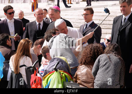 Vatikan-Stadt. 1. April 2015. Kredit-Papst Francis, Generalaudienz in Sankt Peter Platz: wirklich Easy Star/Alamy Live News Stockfoto