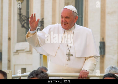 Vatikan-Stadt. 1. April 2015. Kredit-Papst Francis, Generalaudienz in Sankt Peter Platz: wirklich Easy Star/Alamy Live News Stockfoto