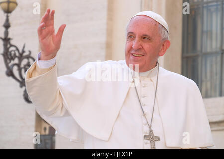 Vatikan-Stadt. 1. April 2015. Kredit-Papst Francis, Generalaudienz in Sankt Peter Platz: wirklich Easy Star/Alamy Live News Stockfoto