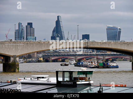 Die Themse, Waterloo Bridge, Blackfriars Bridge und der City of London. England, Vereinigtes Königreich, Europa. Stockfoto