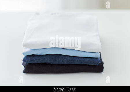 Nahaufnahme von gebügelt und gefaltet T-shirts auf Tisch Stockfoto