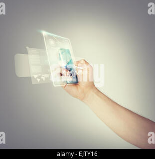 Hand des Mannes mit Smartphone und virtuellen Bildschirm Stockfoto
