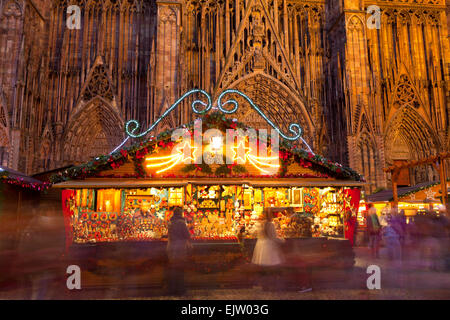 Weihnachtsmarkt vor dem Straßburger Münster, Straßburg, Elsass, Frankreich Stockfoto