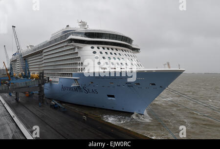 Das Kreuzfahrtschiff "Anthem of the Seas" Liegeplätze auf dem Kreuzfahrtschiff terminal für einige Endarbeiten in Bremerhaven, Deutschland, 31. März 2015. Am 20. April 2015 startet die Cruiser seiner Jungfernfahrt. Foto: CARMEN JASPERSEN/dpa Stockfoto