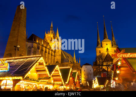 Weihnachtsmarkt mit St. Marien Dom und Severi-Kirche im Hintergrund, Erfurt, Thüringen, Deutschland Stockfoto