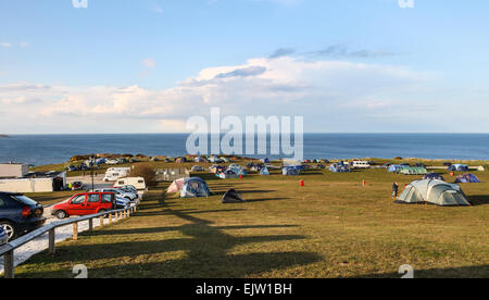 Reighton Sand-Campingplatz an der Küste von Yorkshire, UK. Zelte in einem Feld mit Blick aufs Meer. Stockfoto