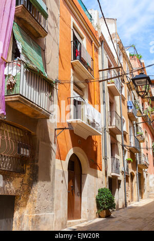 Leere Gasse von Tarragona mit bunten lebenden Häuser Fassaden Stockfoto