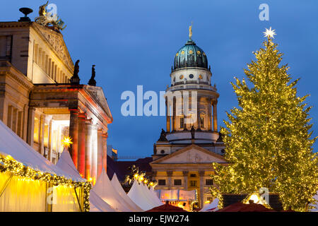 Der Gendarmenmarkt Weihnachtsmarkt, Theater und französischen Dom, Berlin, Deutschland Stockfoto