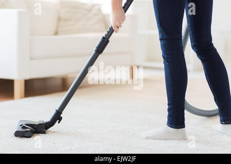 Nahaufnahme von Frau Beine mit Staubsauger zu Hause Stockfoto