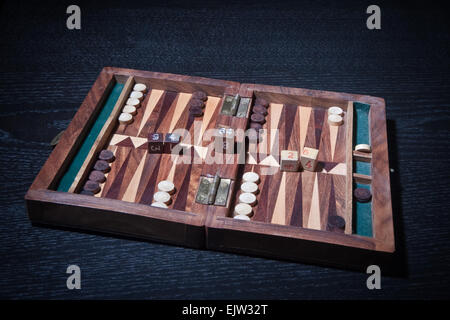 Backgammon, im ersten Stock der Box bereit zu spielen Spiel Stockfoto