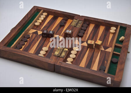 Backgammon, im ersten Stock der Box bereit zu spielen Spiel Stockfoto